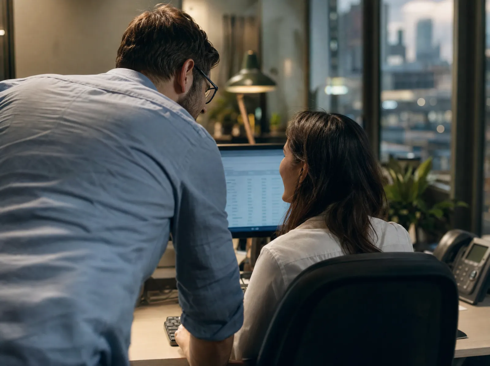 An IT-MSP engineer helping a client at her desk